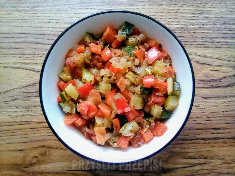 Potrawka warzywna z papryki, cukinii i pomidora