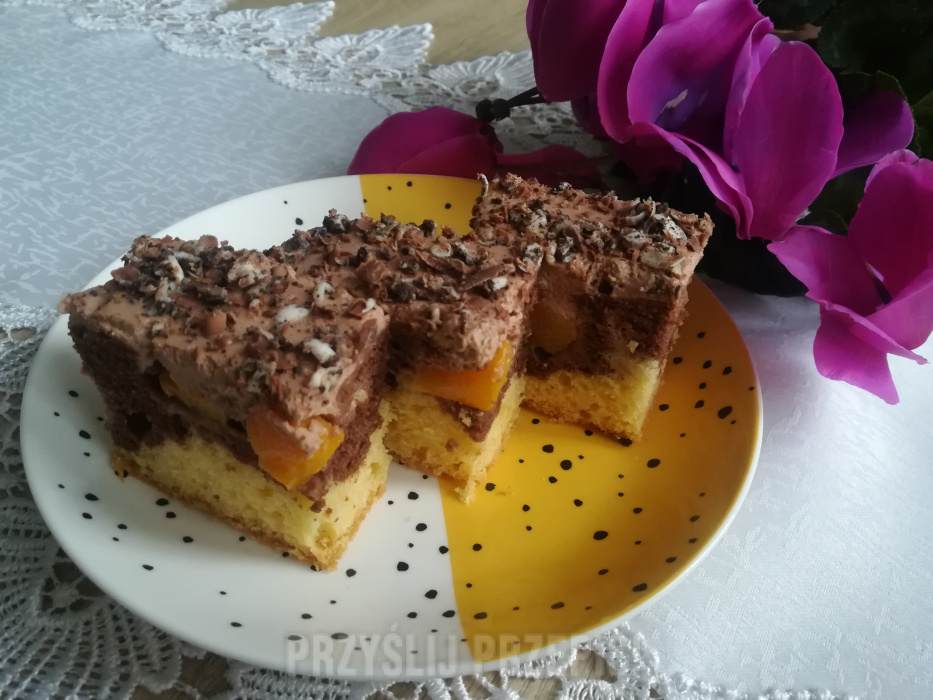 Ciasto dwukolorowe z brzoskwiniami i kremem