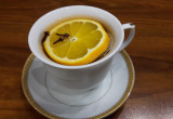Rozgrzewająca herbata z pomarańczą i goździkami