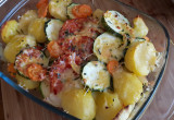 Zapiekana cukinia z ziemniakami, pomidorami, marchewka otulona serem w ziołach