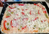 pizza domowa przed pieczeniem