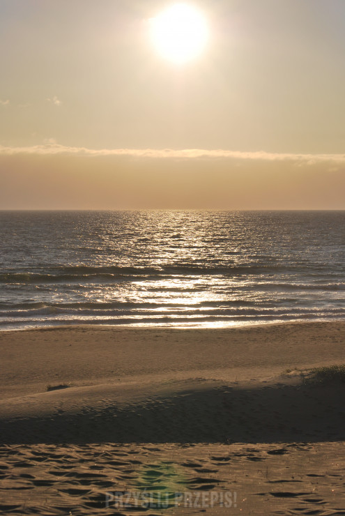 Zachód słońca na plaży w Soli. 