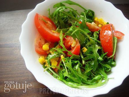 Sałatka z rukoli, pomidorów i kukurydzy
