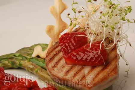 Stek z tuńczyka ze szparagami i truskawkami