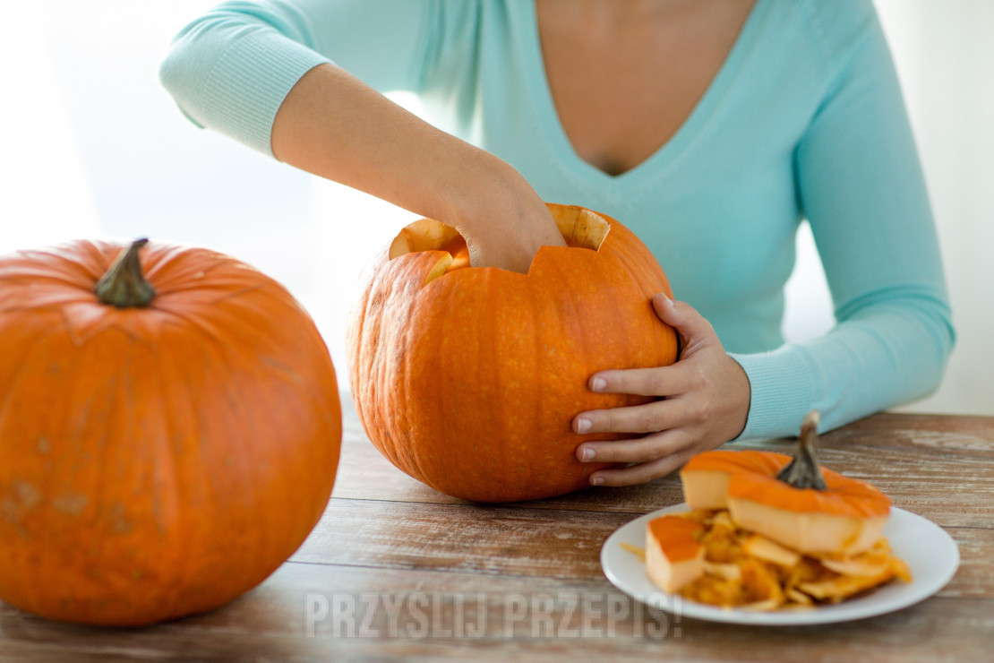 Dynia na halloween krok 2 - włóż dłoń do wnętrza dyni i wyjmij miękki miąższ i pestki