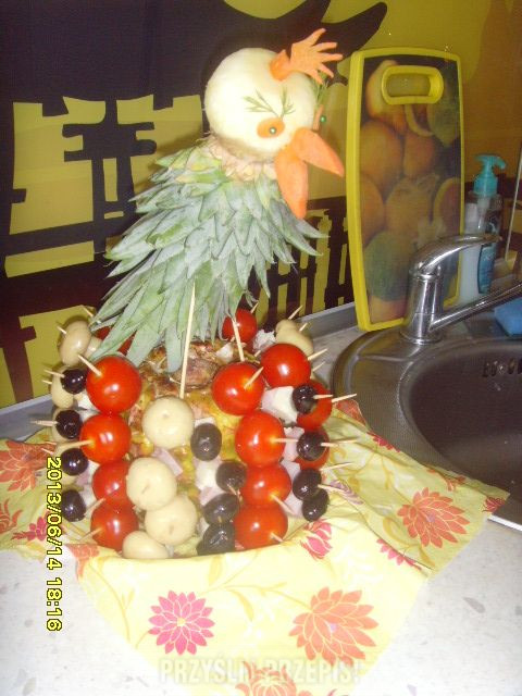 Papuga z ananasa z koreczkami