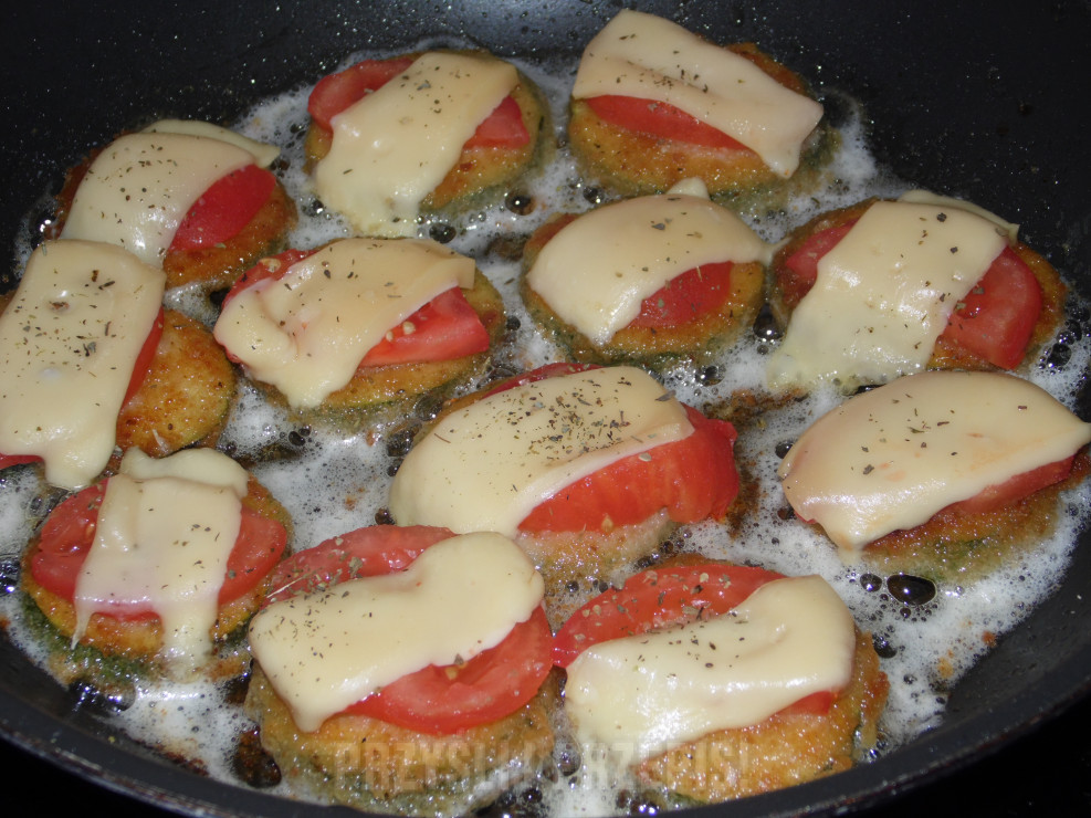 placuszki z cukinii z pomidorem i serem żółtym