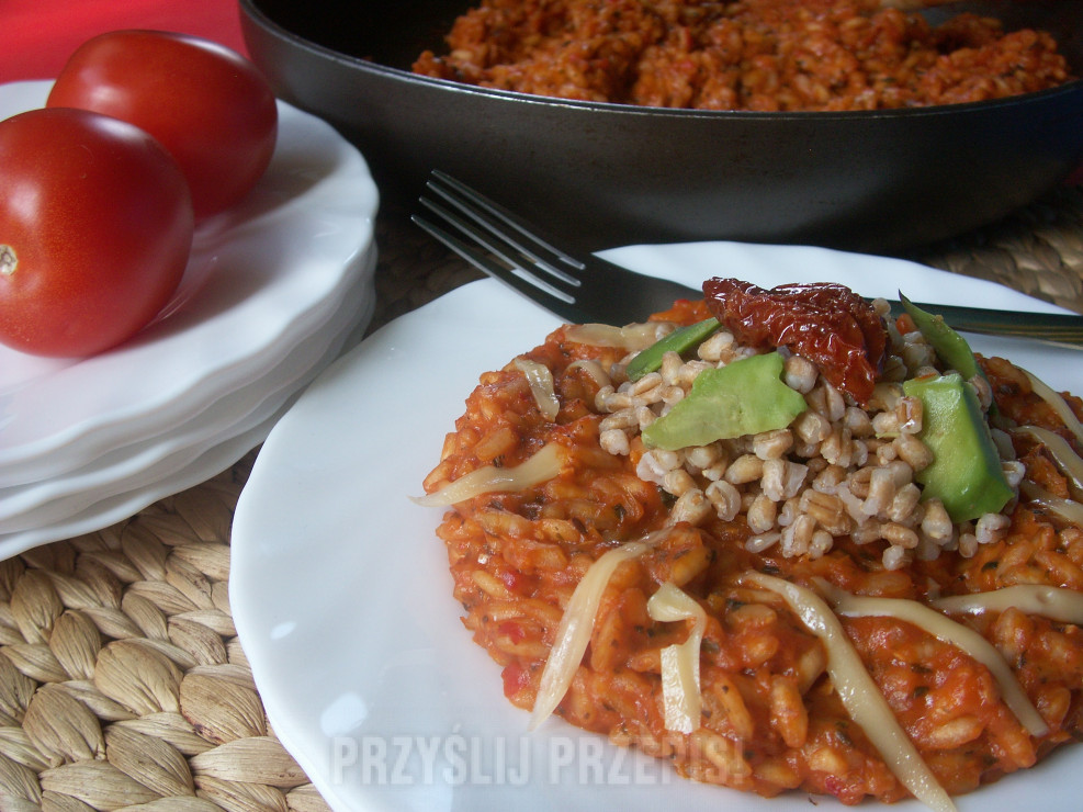 Risotto pomidorowo-paprykowe z pszenicą i awokado