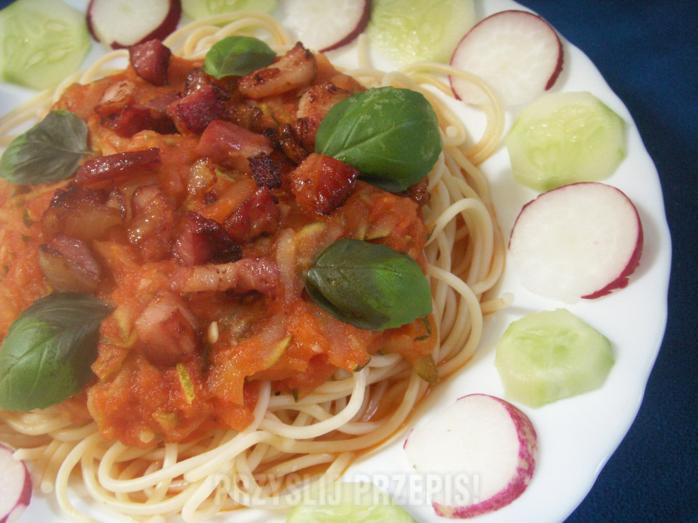 Spaghetti warzywne (pomidorowo-cukiniowe) z boczkiem
