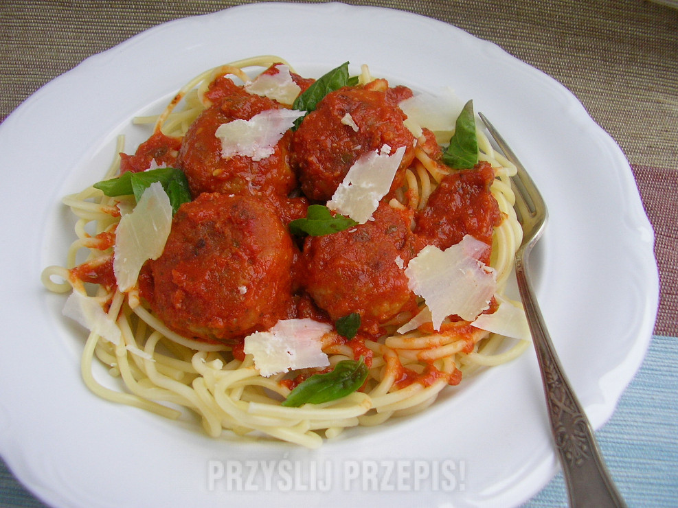 Spaghetti z klopsami w sosie pomidorowym