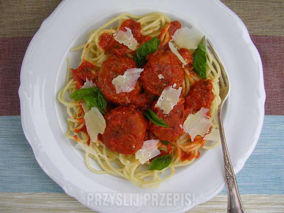 Spaghetti w sosie pomidorowym z klopsami