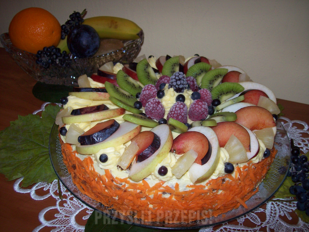 Ciasto marchewkowe z owocami.