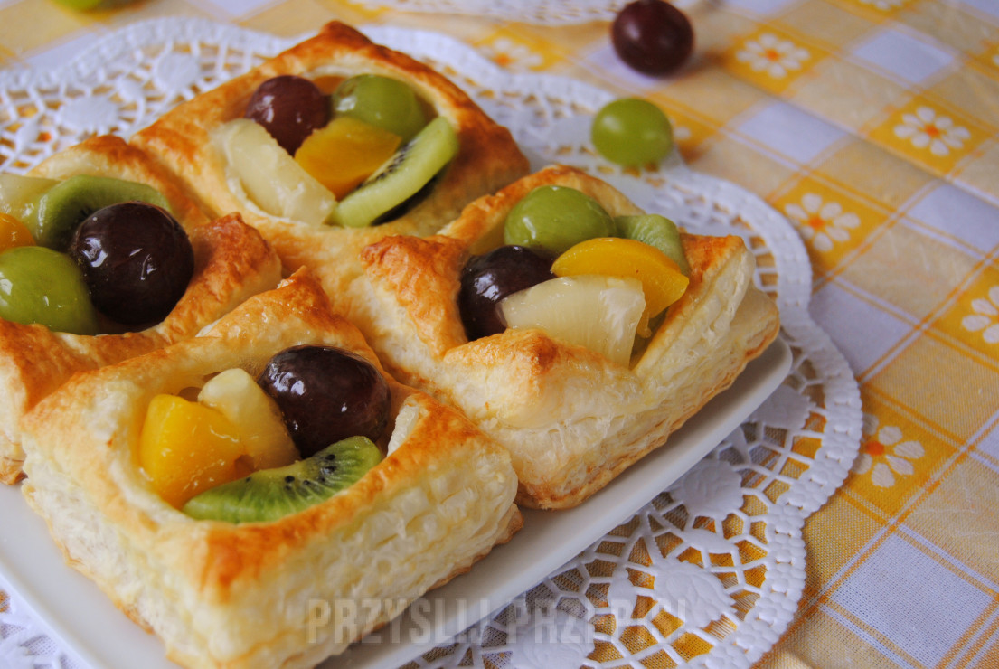 Francuski deser z owocami