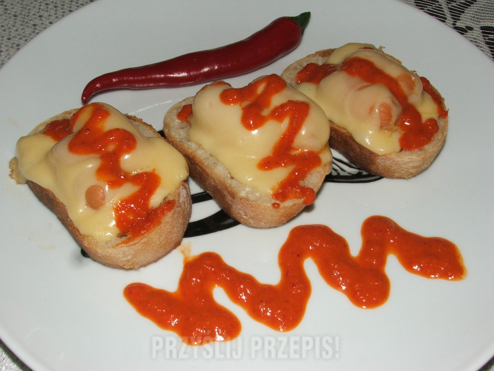 A'la hot dogi z ostrym sosem paprykowym