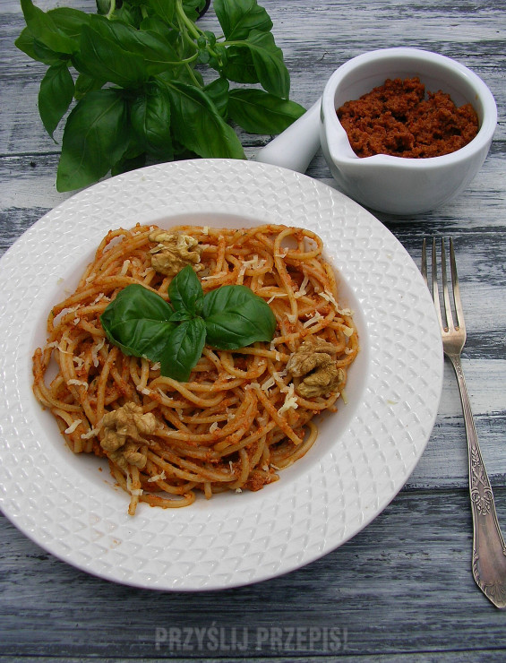 Spaghetti z pesto rosso