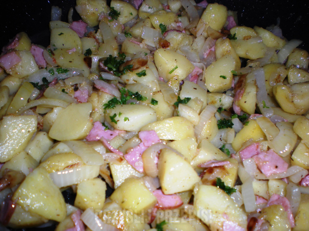 Ziemniaki smażone na maśle z cebulką i wędliną