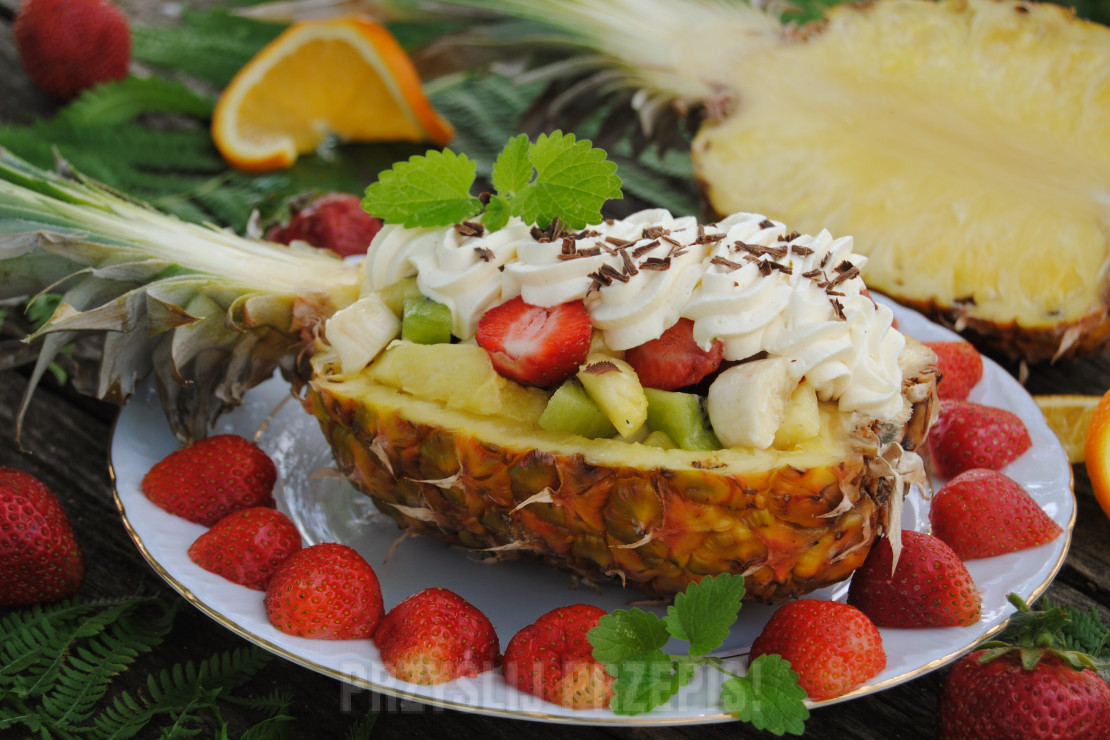 Owocowy deser w ananasie