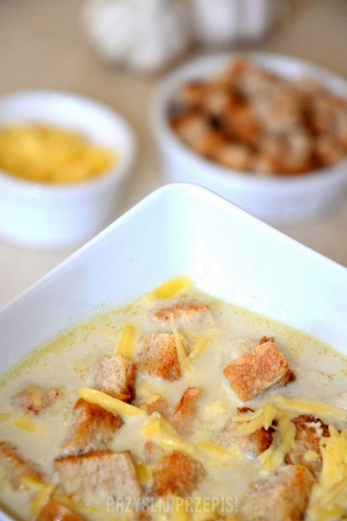 zupa czosnkowa z serem i grzankami