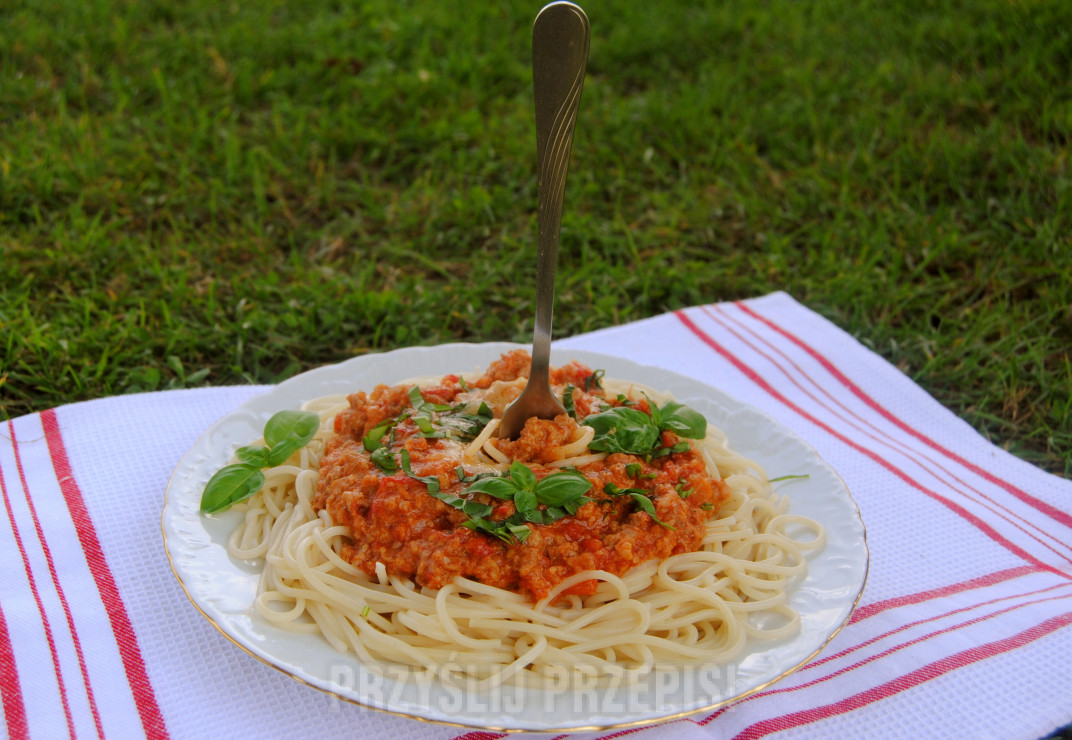 Spaghetti w sosie mięsno –pomidorowym