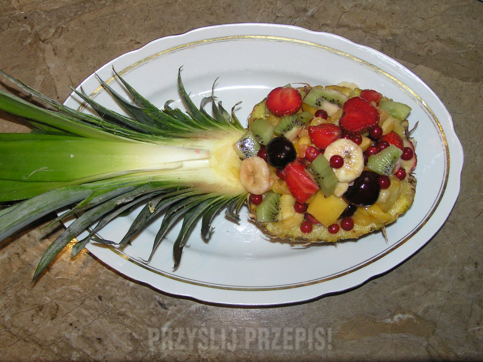 Sałatka owocowa w ananasowej misce