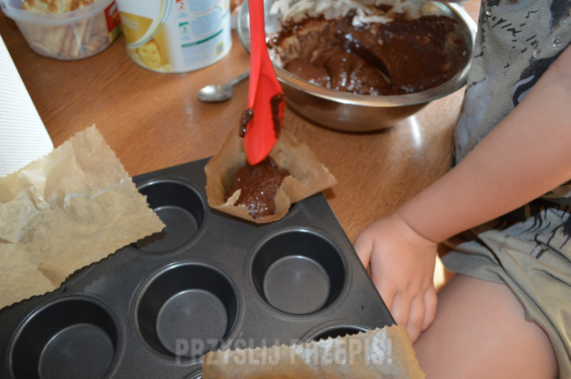 Nakładanie ciasta do foremek