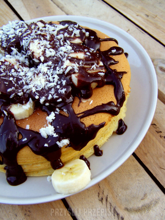 Pancakes z serkiem, bananami i sosem czekoladowym
