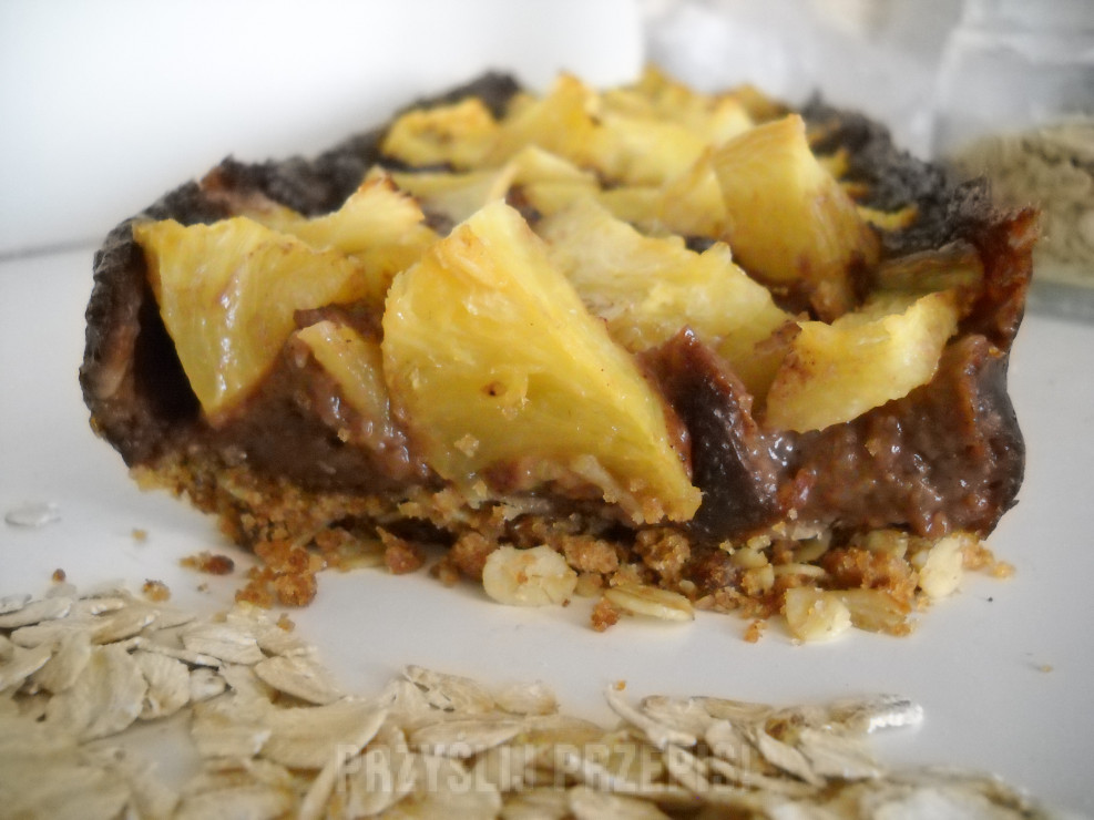 Pudding czekoladowy z ananasem w formie