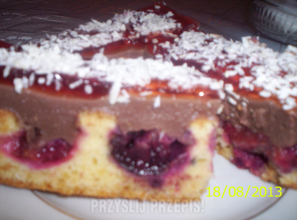 Kremowe ciasto ze śliwkami z różaną nutą