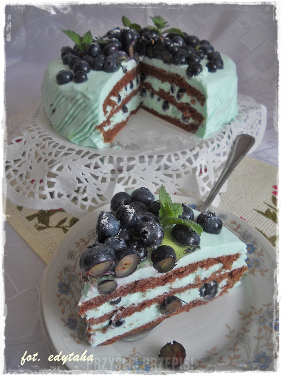 Niebieski tort borówkowy