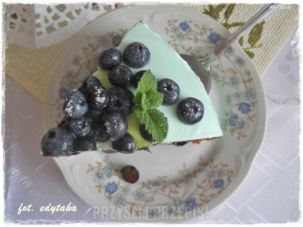Niebieski tort borówkowy