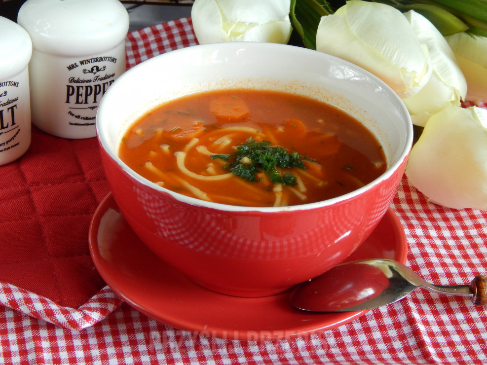 Zupa pomidorowa za swojskich pomidorów z makaronem 