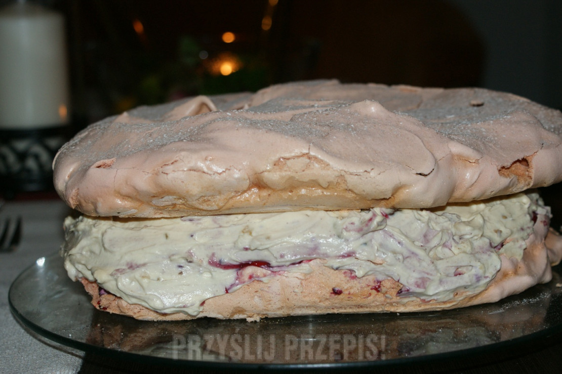 Tort dacquoise z orzechami i daktylami