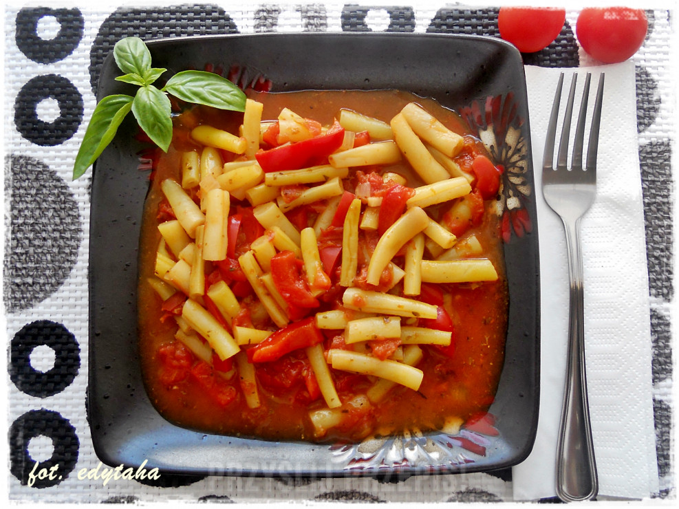 Fasolka szparagowa z papryką i pomidorami