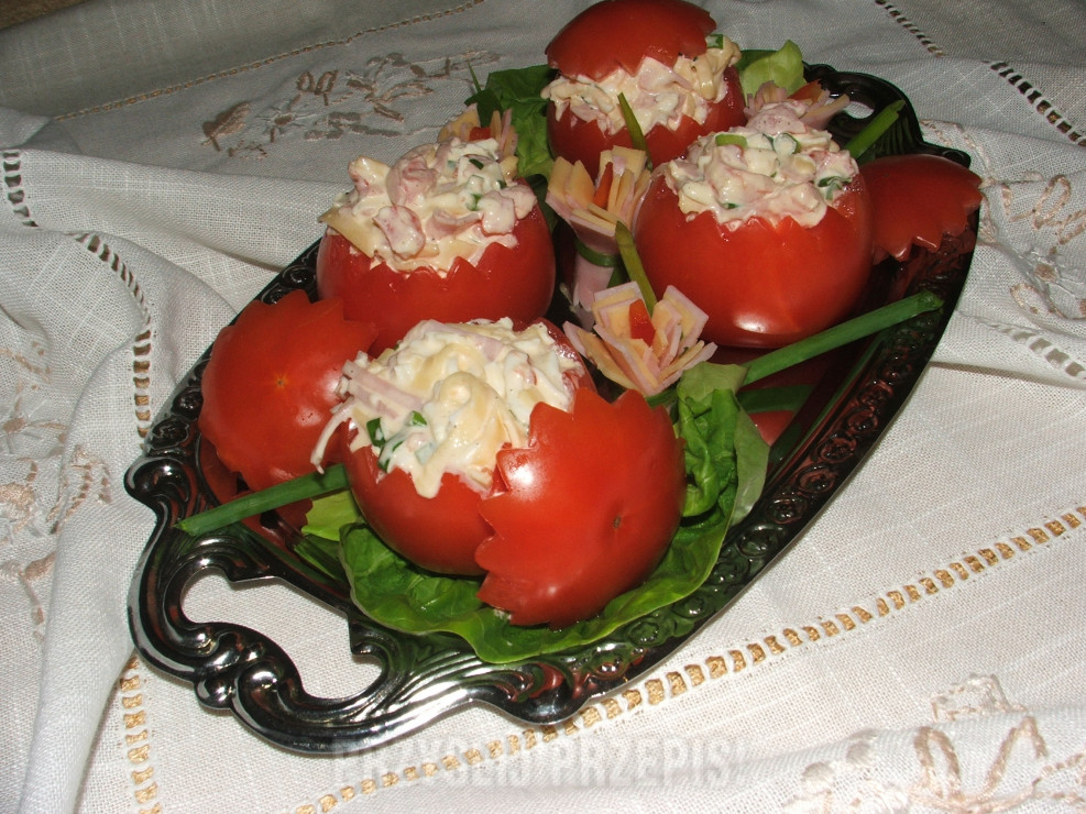 Pomidory nadziewane sałatką