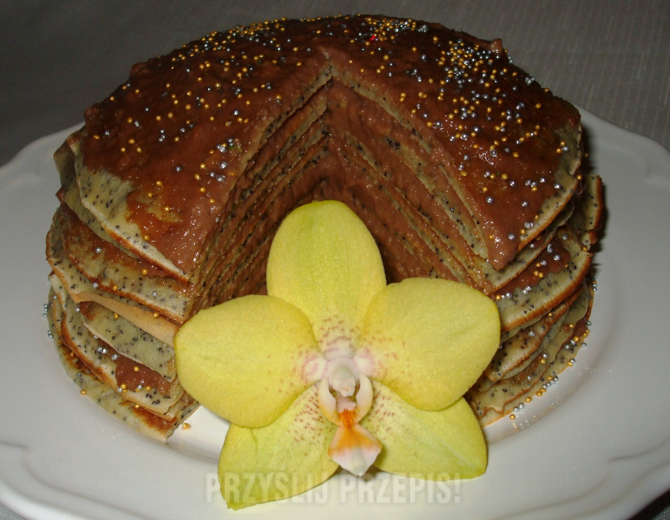 Makowy tort naleśnikowy z kremem z nutellą