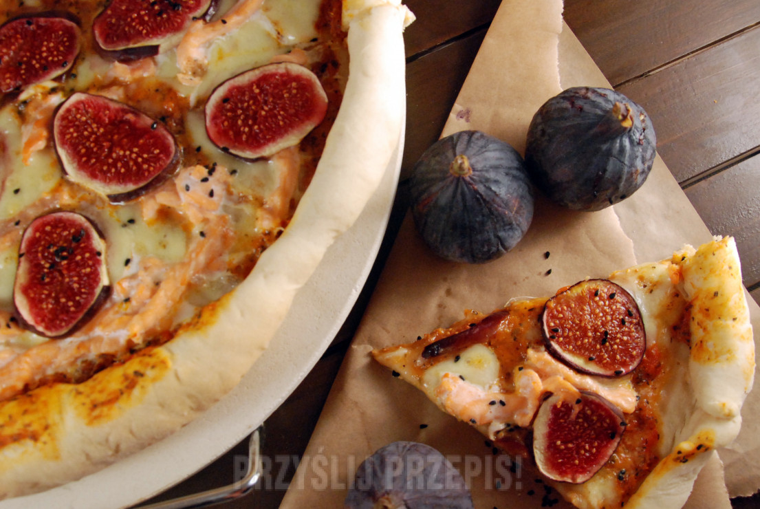 Pizza z figami i łososiem
