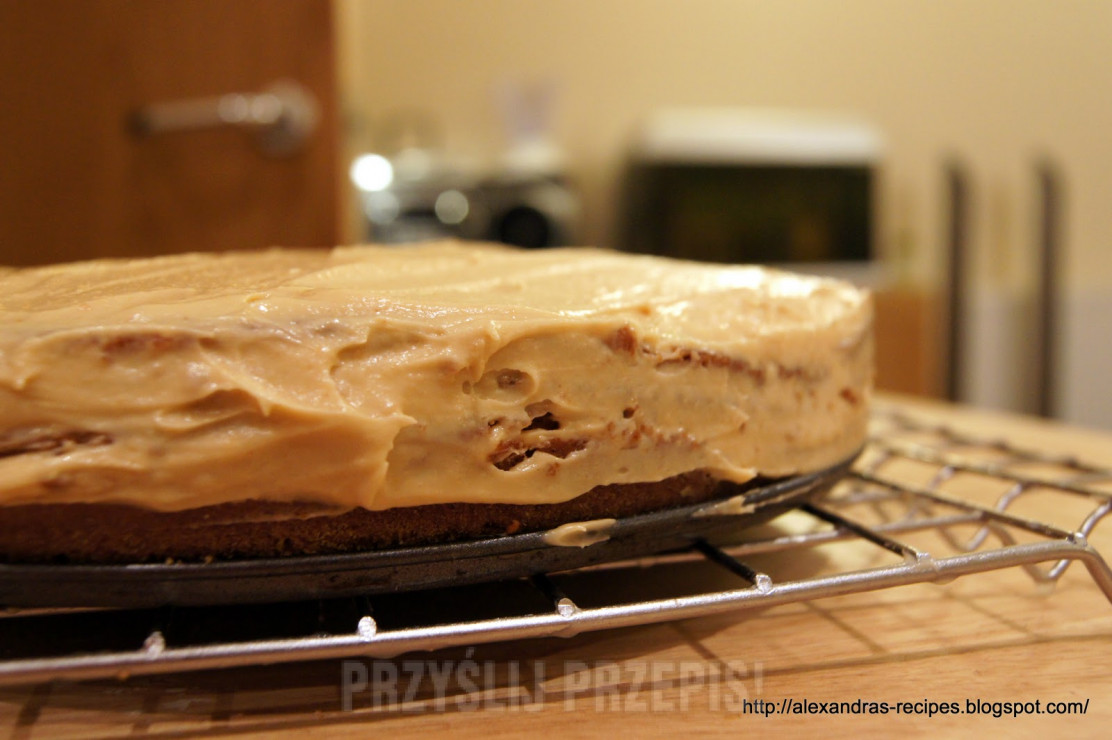 Cynamonowo-goździkowe ciasto z kremem z masła orzechowego.