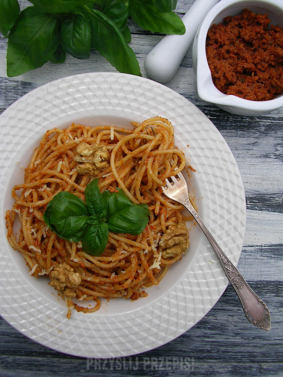 Spaghetti z pesto rosso
