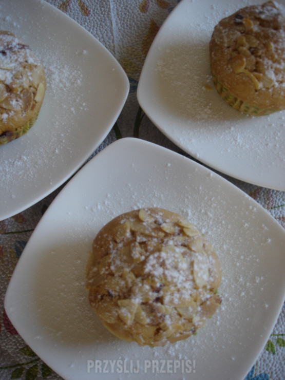 Muffinki z truskawkami i prażonymi migdałami