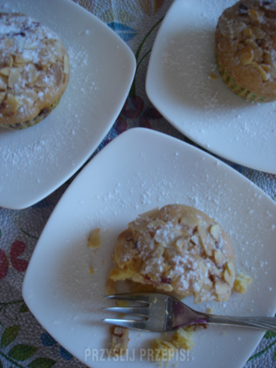 Muffinki z truskawkami i prażonymi migdałami