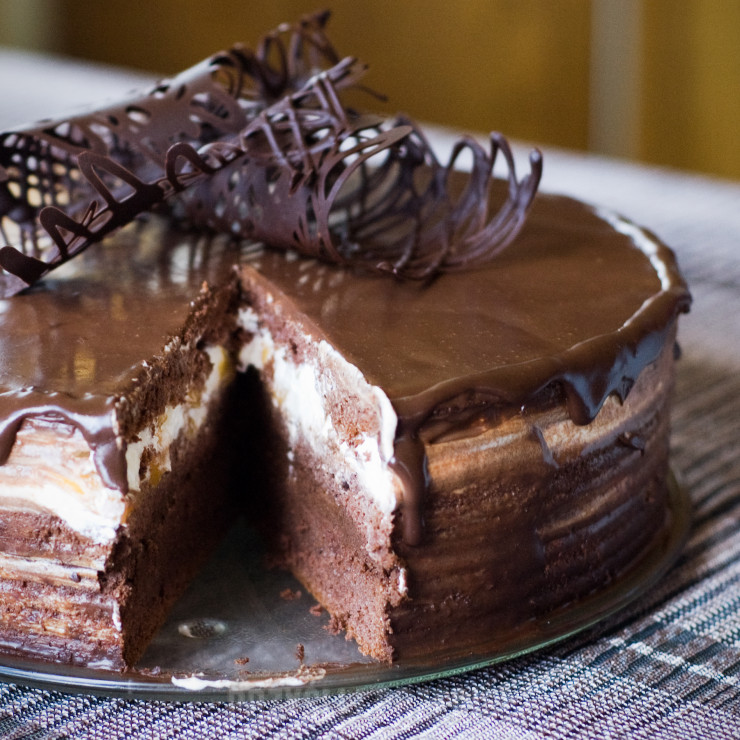 Tort czekoladowy z ganache i bitą śmietaną