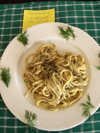 Spaghetti z cebulką i makiem