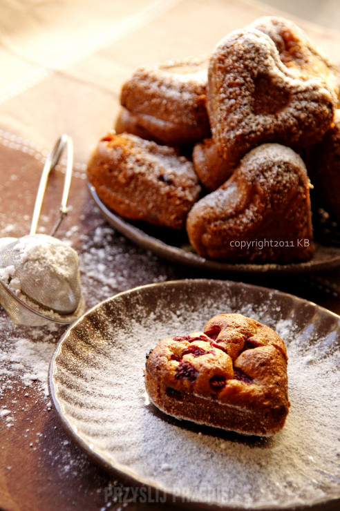 Serduszkowe muffinki z truskawkami