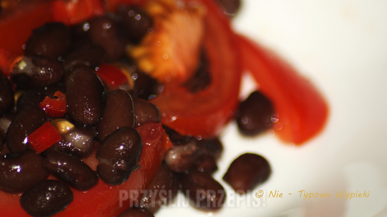 Salsa z czarną fasolą i pomidorami