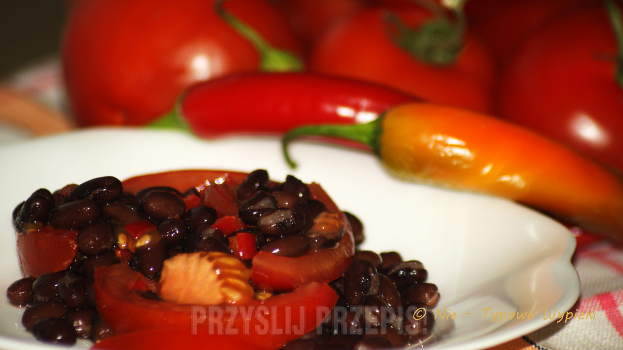 Salsa z czarną fasolą i pomidorami