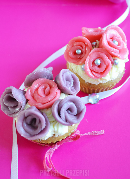 Muffiny z marcepanowymi różami