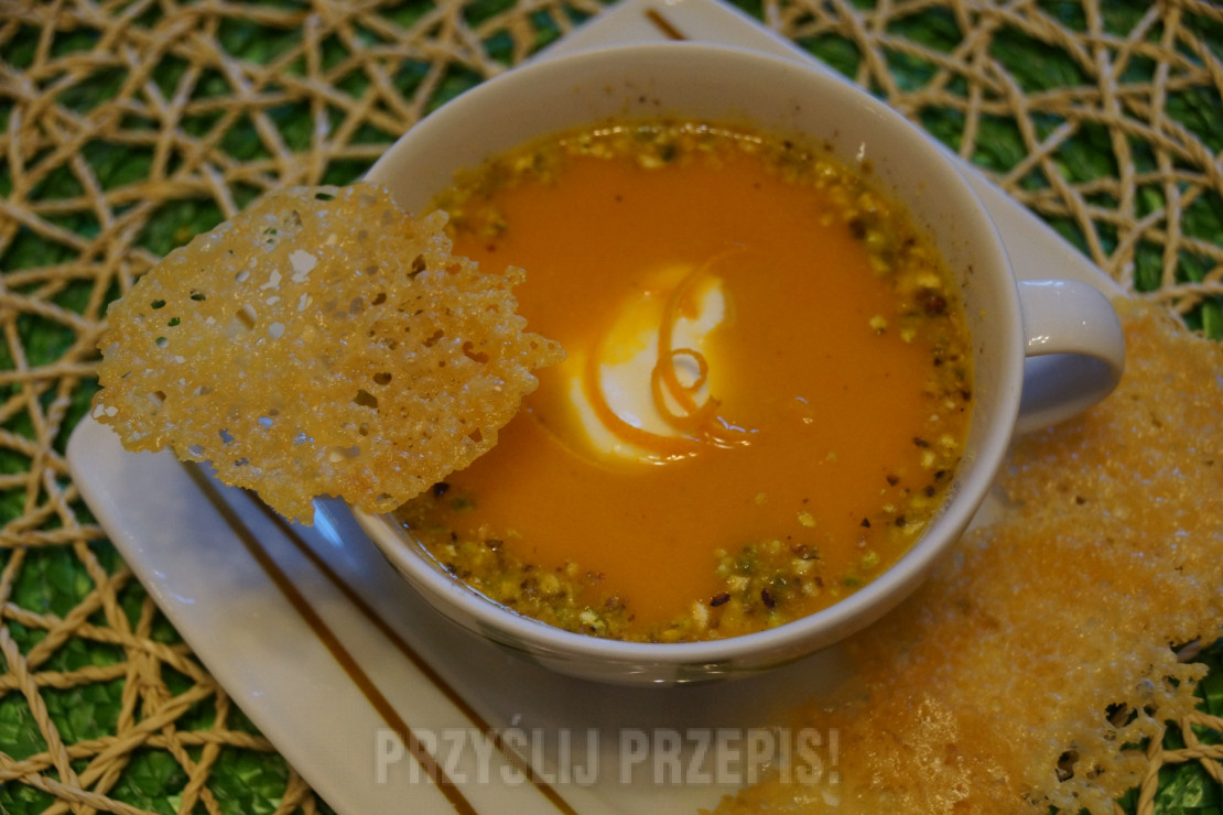 Marchewkowo-pomarańczowa zupa krem z parmezanowymi chipsami