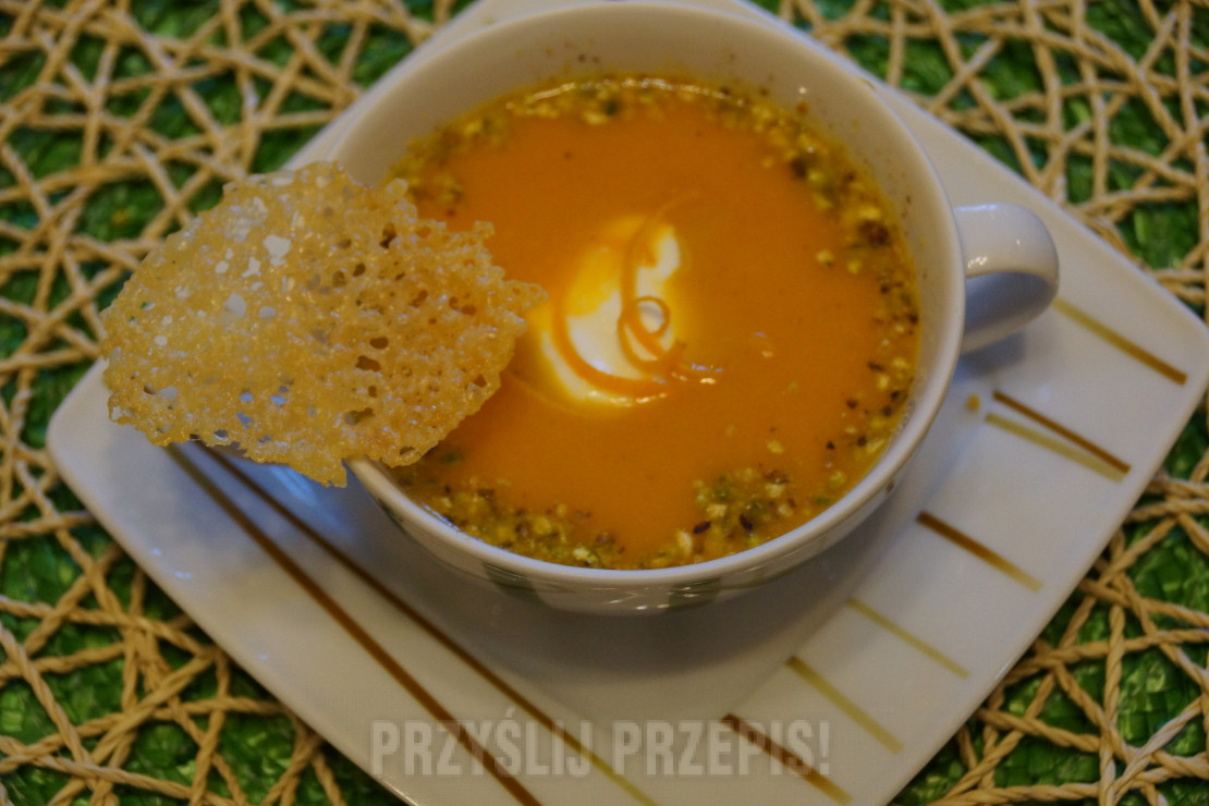 Marchewkowo-pomarańczowa zupa krem z parmezanowymi chipsami
