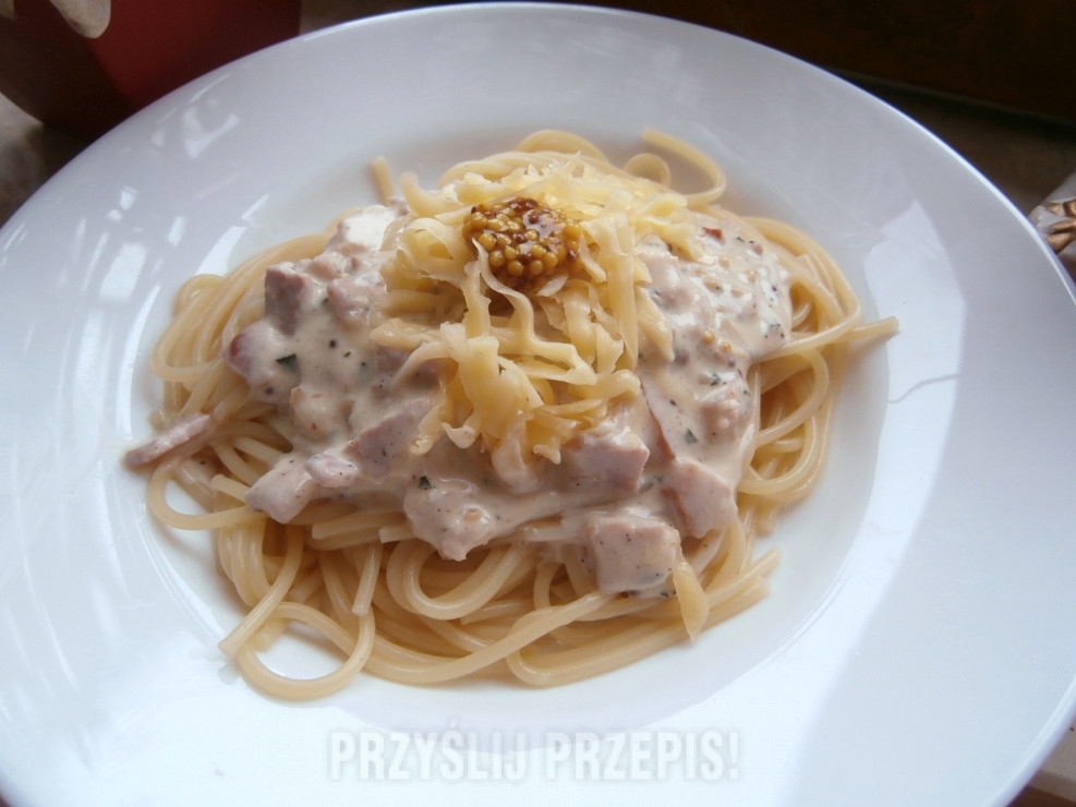 Spaghetti z sosem śmietanowo – musztardowym