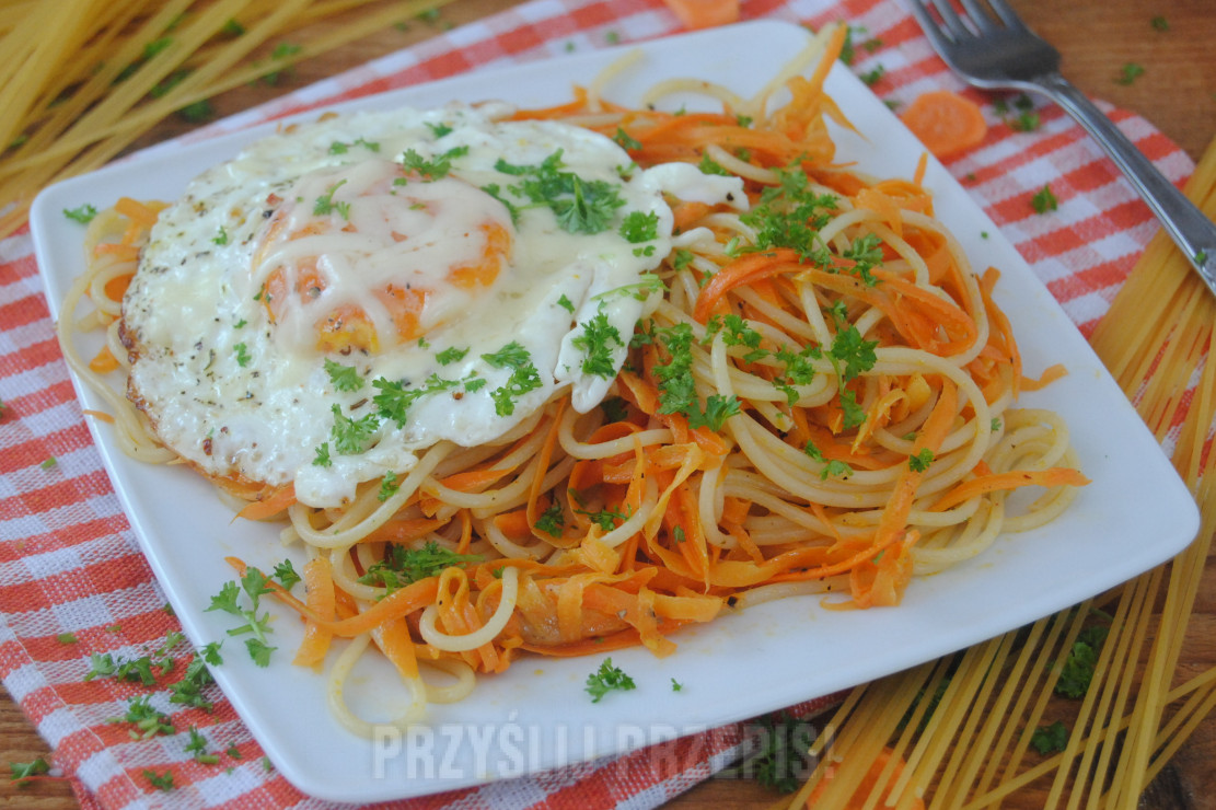 Marchewkowe spaghetti z jajkiem sadzonym